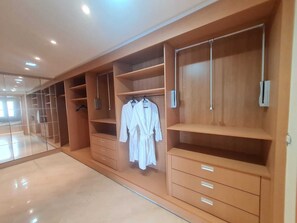 Premium bedding, down duvets, Select Comfort beds - Villa Tunisienne (Tunis)