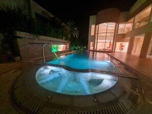 Outdoor pool, pool loungers - Villa Tunisienne (Tunis)