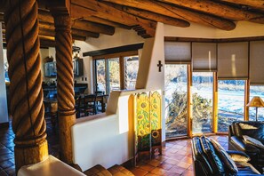 Smart TV, fireplace, books, stereo