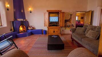 Smart TV, fireplace, books, stereo