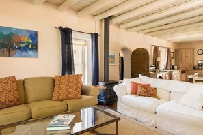 Smart-TV, Kamin, Bücher