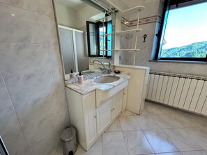 Shower, hair dryer, bidet, soap - La casa del borgo • pet friendly • family (Cune)