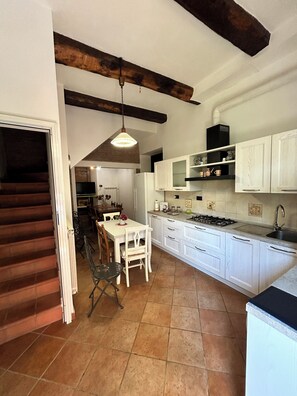 Mikrobølgeovn, kokeplater og oppvaskmaskin