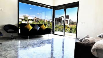 Luxe villa, balkon, uitzicht op bergen | 4 slaapkamers, een bureau