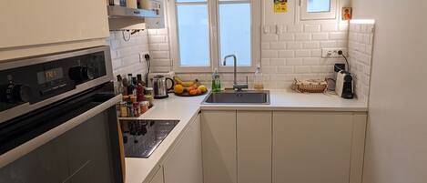 Microondas, horno, parrilla de estufa y lavavajillas