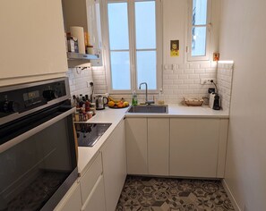 Microwave, oven, stovetop, dishwasher - Beautiful classic apartment in a quiet neighborhood (Paris)