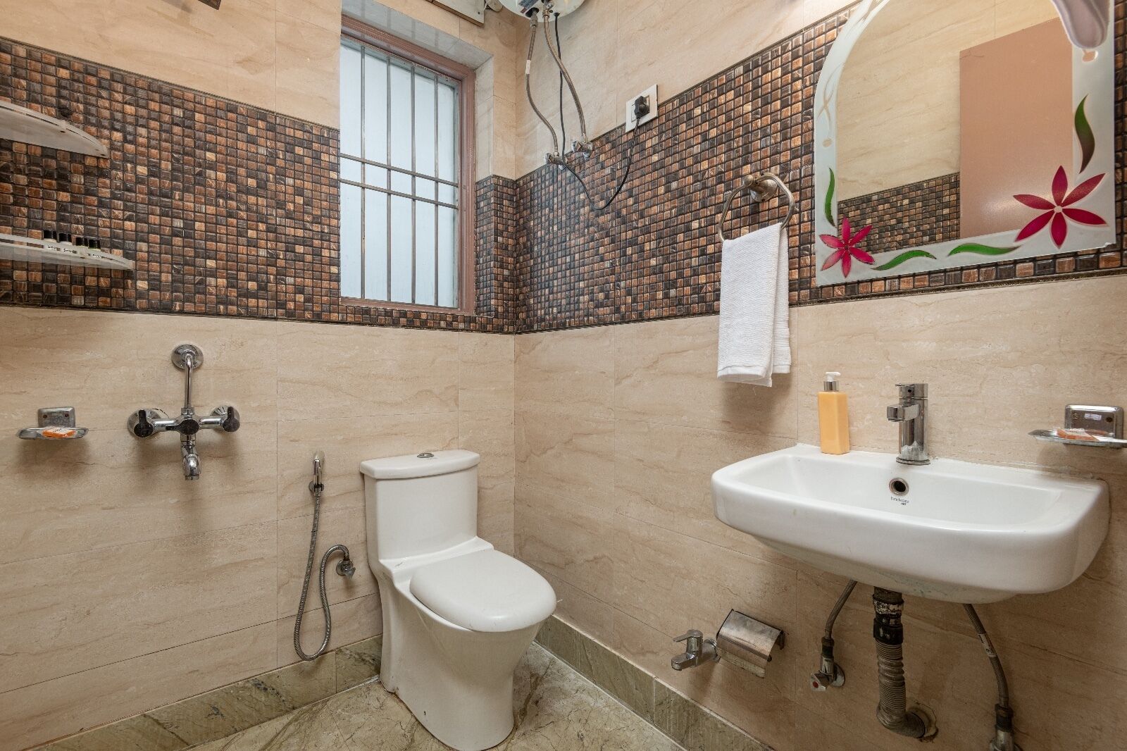 Une salle de bain avec des toilettes, un lavabo et une douche.