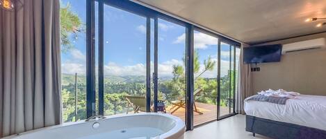 Baignoire et douche séparées, sèche-cheveux, serviettes fournies, savon