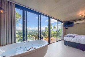 อ่างอาบน้ำและฝักบัวแยกจากกัน, ไดร์เป่าผม, ผ้าเช็ดตัว, สบู่