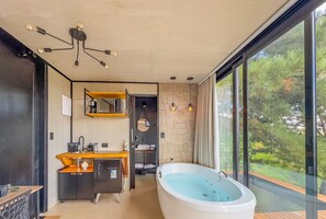 Chalet | Baño | Bañera y ducha independientes, secador de pelo, toallas y jabón