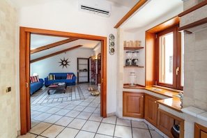 Departamento, vista a la ciudad | Cocina privada | Refrigerador con congelador, microondas, horno y parrilla de estufa