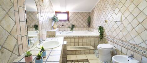 Apartment, Stadtblick | Badezimmer