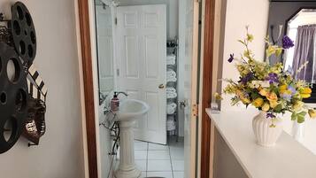 Secador de pelo, toallas, jabón, papel higiénico