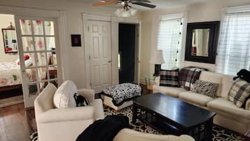 3 habitaciones, tabla de planchar con plancha y cuna de viaje