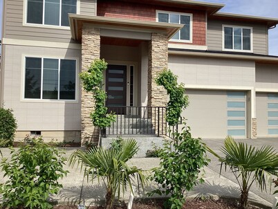 Newer comfy Renton house with gym and theater 