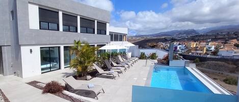 Una piscina al aire libre, una piscina climatizada