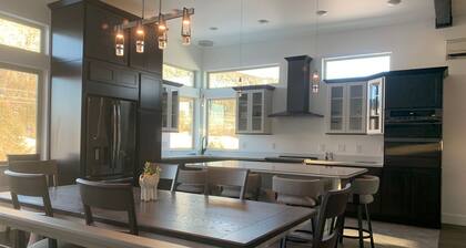 Modern and Elegant 3-bedroom townhome with WiFi, AC in enjoyable Juneau