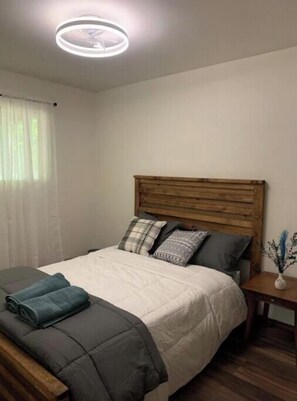 3 slaapkamers, een strijkplank/strijkijzer, wifi, beddengoed