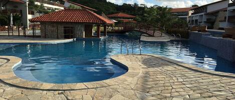 3 piscines extérieures