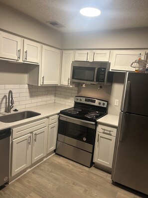 Microwave, oven, stovetop, dishwasher - Cozy 1-bedroom apartment near Arlington with WiFi, fitness room (Grand Prairie)