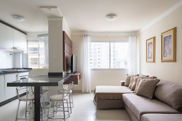 Eenvoudig appartement | Woonruimte | Televisie