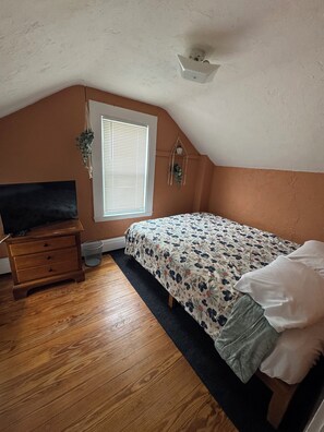 3 bedrooms, iron/ironing board, WiFi, bed sheets - Cozy Pet Friendly House Next To Train (Canton)