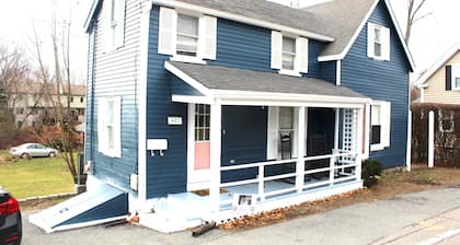 Cozy Pet Friendly House Next To Train