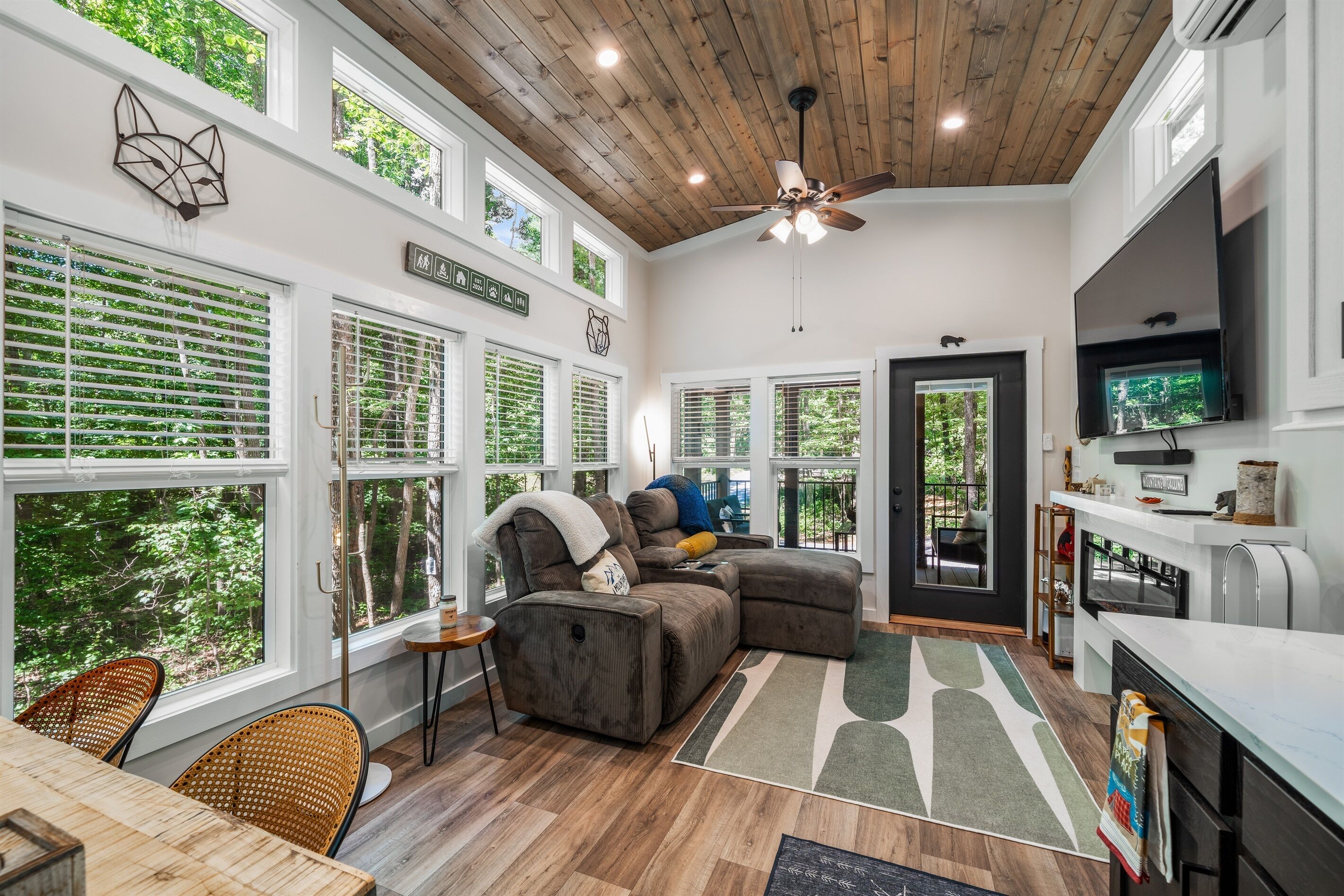 Een smart-tv en een open haard