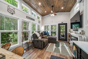 Smart TV, fireplace - Tiny Bear Paw-relax, unwind and recharge (Mentone)