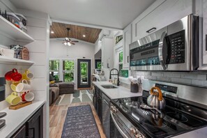 Fridge, microwave, stovetop, dishwasher - Tiny Bear Paw-relax, unwind and recharge (Mentone)