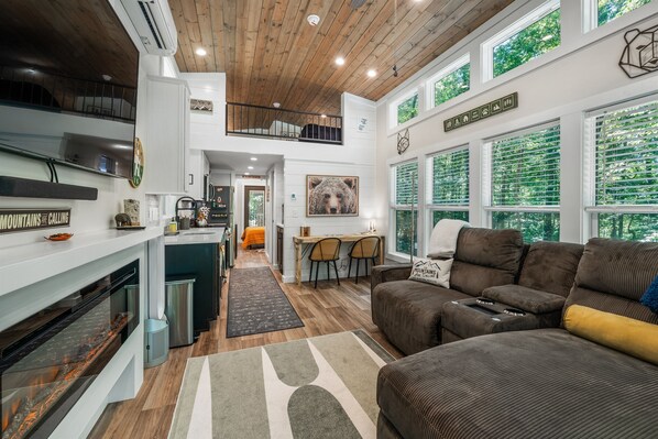 Smart TV, fireplace - Tiny Bear Paw-relax, unwind and recharge (Mentone)