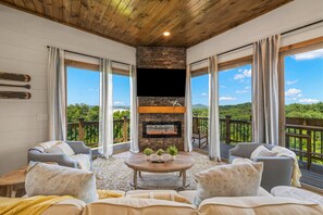 Smart TV, chimenea y estéreo