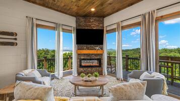 Smart TV, fireplace, stereo