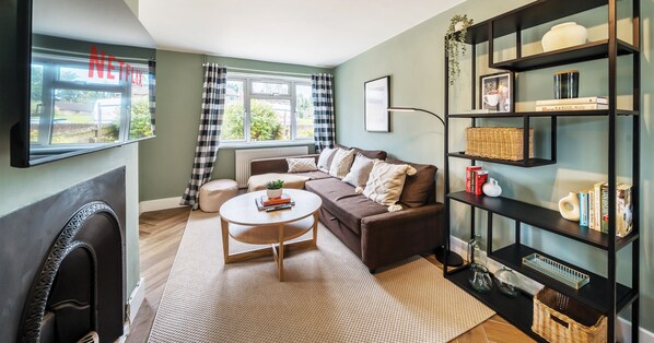 Superior House, 2 Bedrooms | Ruang tamu | TV 