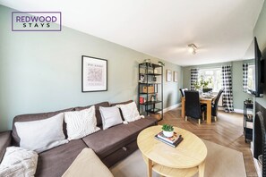 Living area - Link Road House By REDWOOD STAYS (Alton)