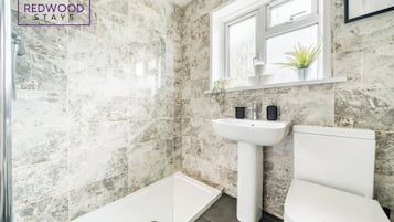 Superior House, 2 Bedrooms | Bathroom | Hair dryer