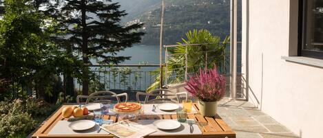 2 Schlafzimmer, hochwertige Bettwaren, Daunenbettdecken