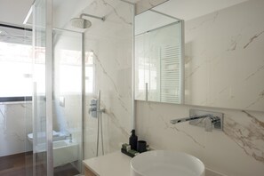 Apartment | Bathroom | Shower, hair dryer, bidet, towels - Villa Olivo (Blevio)