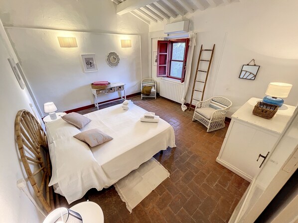 3 quartos, ferros/tábuas de passar roupa, Wi-Fi, roupa de cama