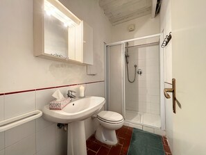 Een douche, een haardroger, een bidet, handdoeken