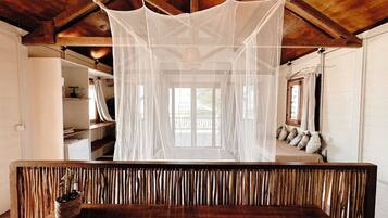 Quarto superior, vista para o mar | Frigobar, quartos à prova de som, Wi-Fi de cortesia, roupa de cama