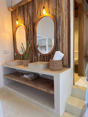 Minibar, sistema de insonorización, wifi gratis y ropa de cama 