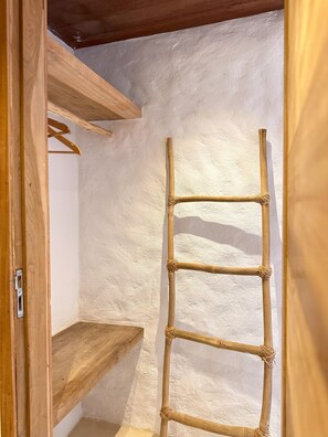 Habitació estàndard, vistes al mar | Bany | Dutxa, assecador de cabells, tovalloles i sabó