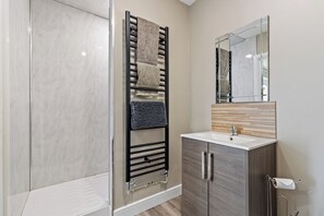Douche, sèche-cheveux, serviettes fournies