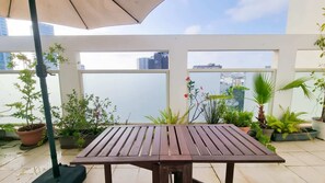 Outdoor dining - Ben Yehouda Obsidian (Tel Aviv-Yafo)