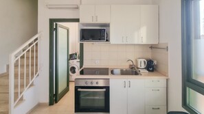Frigorífico, microondas, horno y placa de cocina
