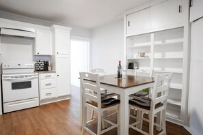 Fridge, microwave, oven, stovetop - Budget Stay in Downtown Wilmington! (Wilmington)