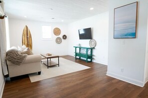 TV - Budget Stay in Downtown Wilmington! (Wilmington)