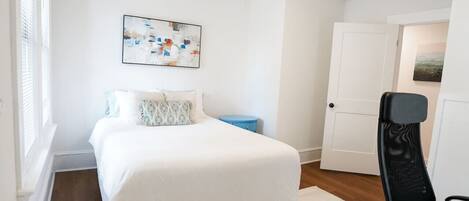 3 bedrooms, desk, WiFi, bed sheets