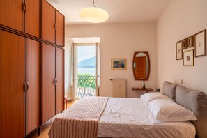 Apartamento, sacada, vista para o lago | 3 quartos, ferros/tábuas de passar roupa, Wi-Fi de cortesia